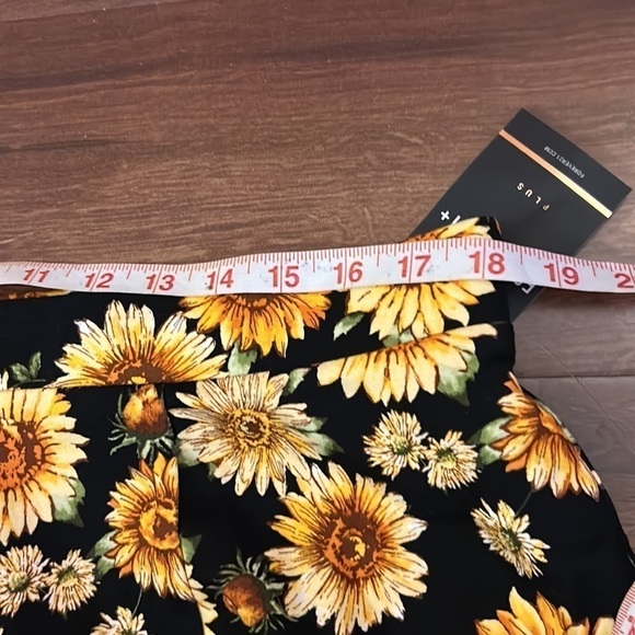 šSALEšFOREVER 21 Sunflower Skater Mini Skirt size 2X - Picture 6 of 8